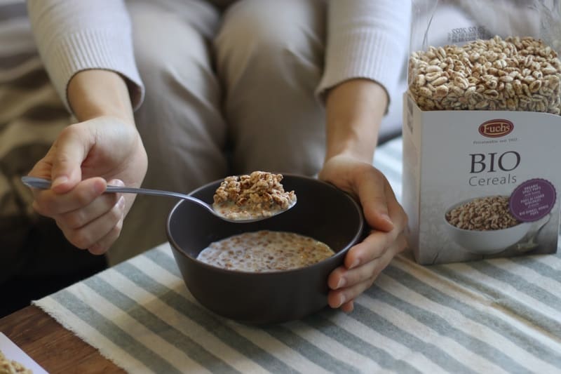 fuchs eating cereal